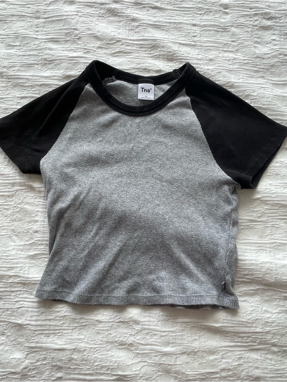 TNA Two-Tone Ribbed Cropped Baseball Raglan Tee in size M